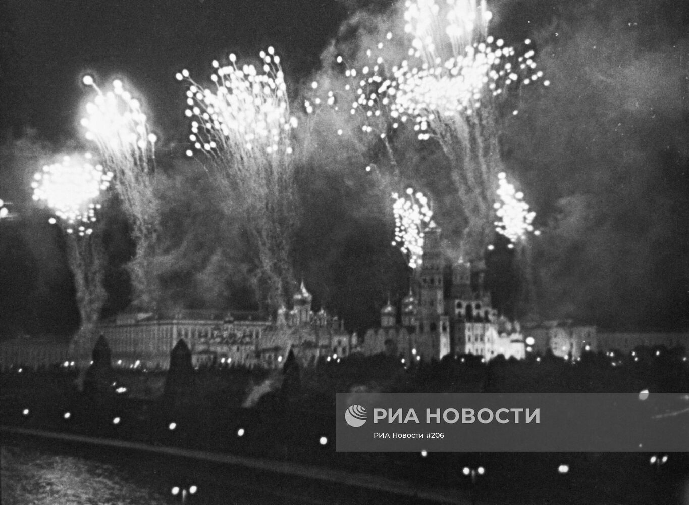 Салют в Москве в честь освобождения Орла и Белгорода