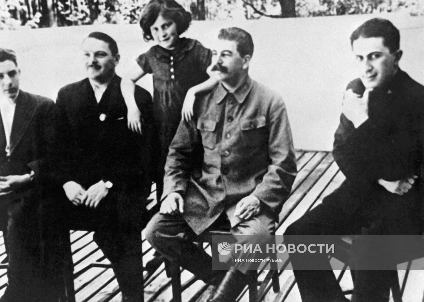 Жданов и Сталин с детьми