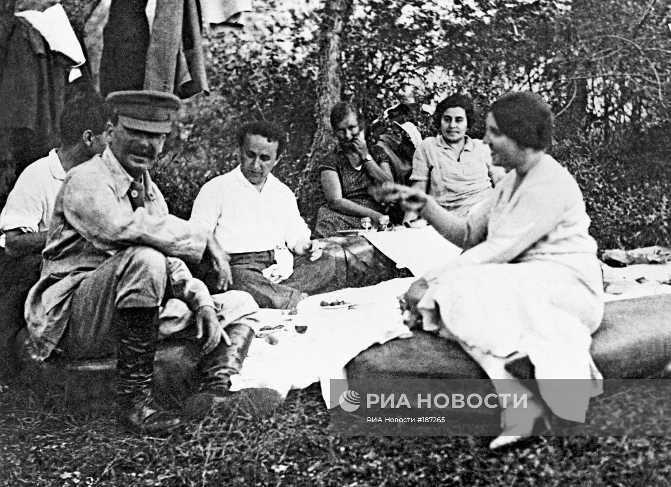 И.В. Сталин с женой Надеждой Аллилуевой во время отдыха