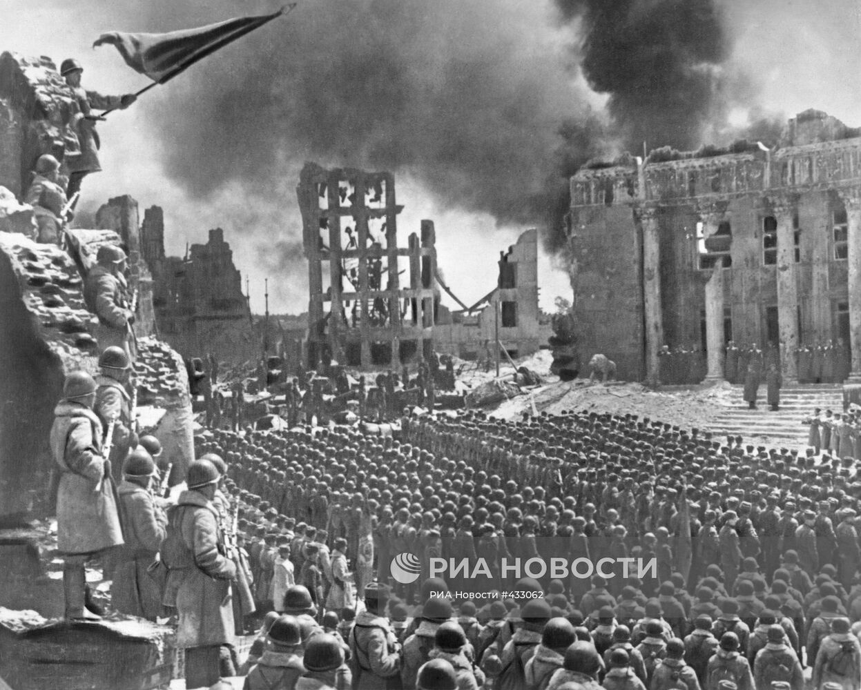 Кадр из кинофильма "Сталинградская битва"