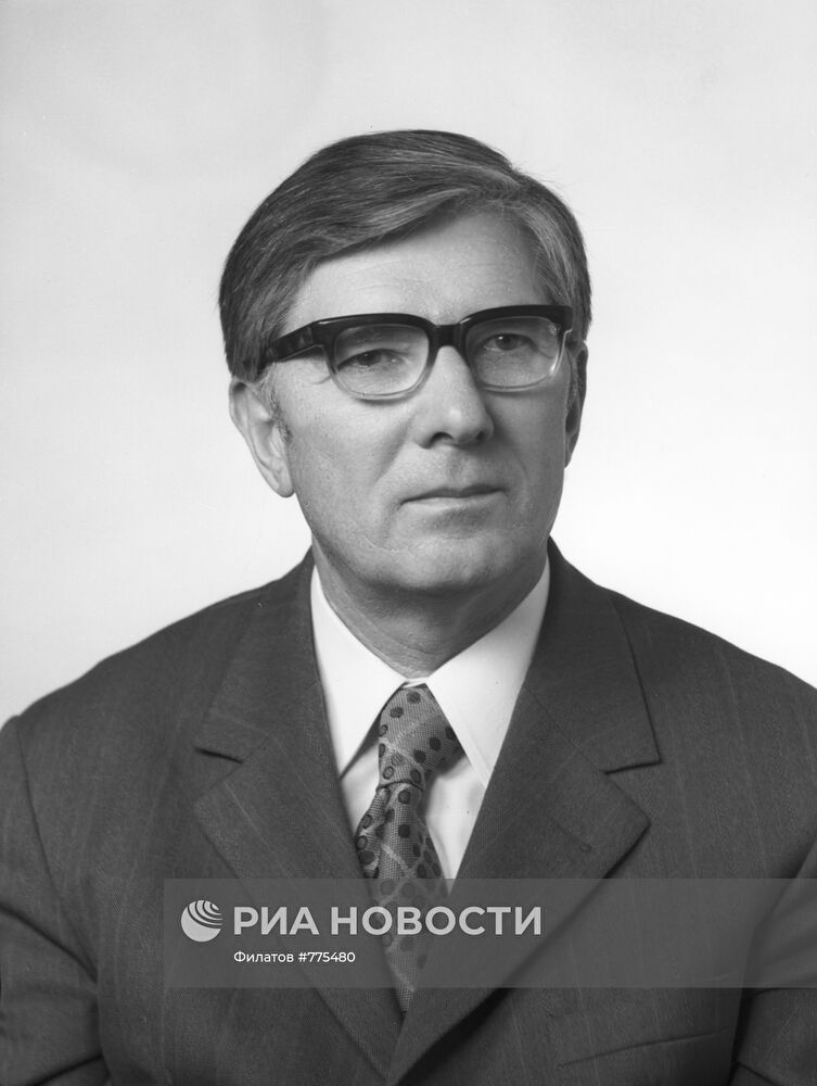 Министр угольной промышленности Б. Ф. Братченко
