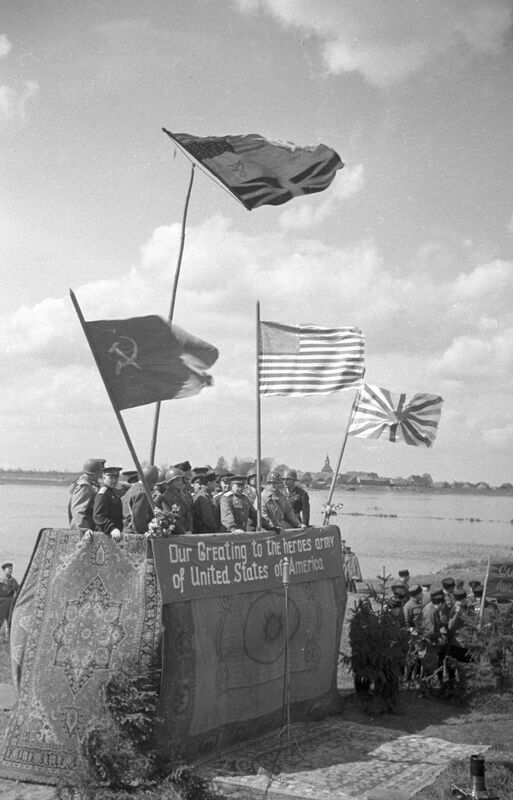 25 апреля - Встреча на Эльбе - историческая встреча войск советской и американской армий в ходе Второй мировой войны