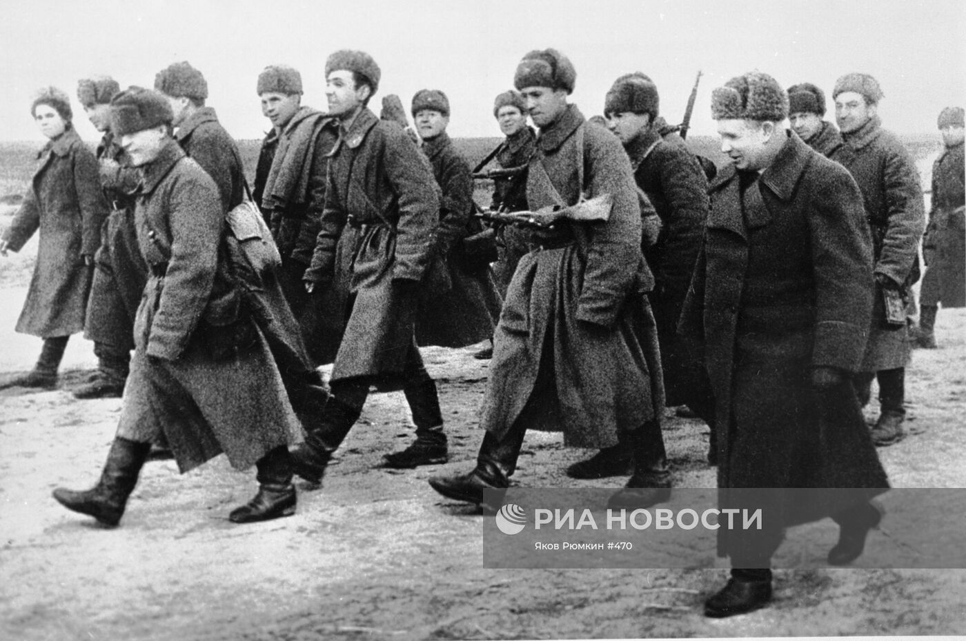 Н.С.Хрущев с бойцами Красной Армии