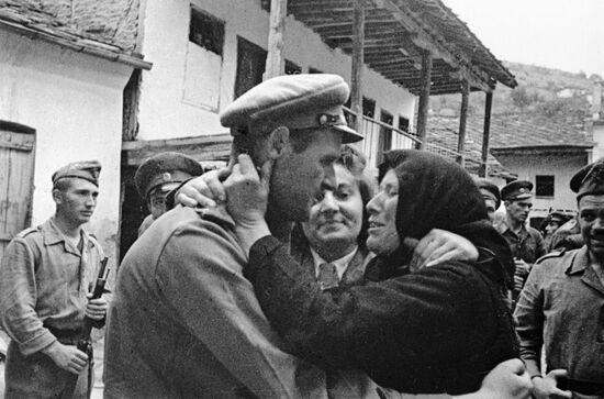 Мать партизана-поэта Корпачева обнимает советского офицера