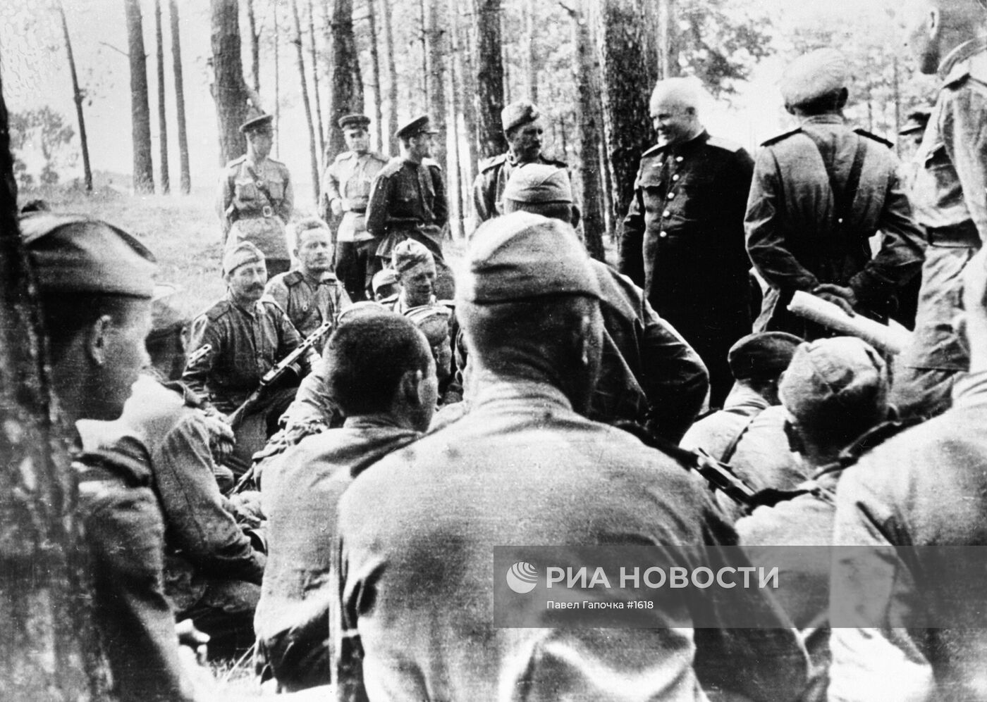 Никита Хрущев с бойцами 333-й стрелковой дивизии