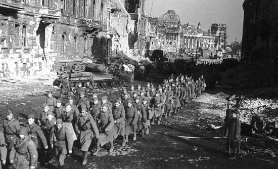 ВОВ КОЛОННА СОЛДАТЫ БЕРЛИН