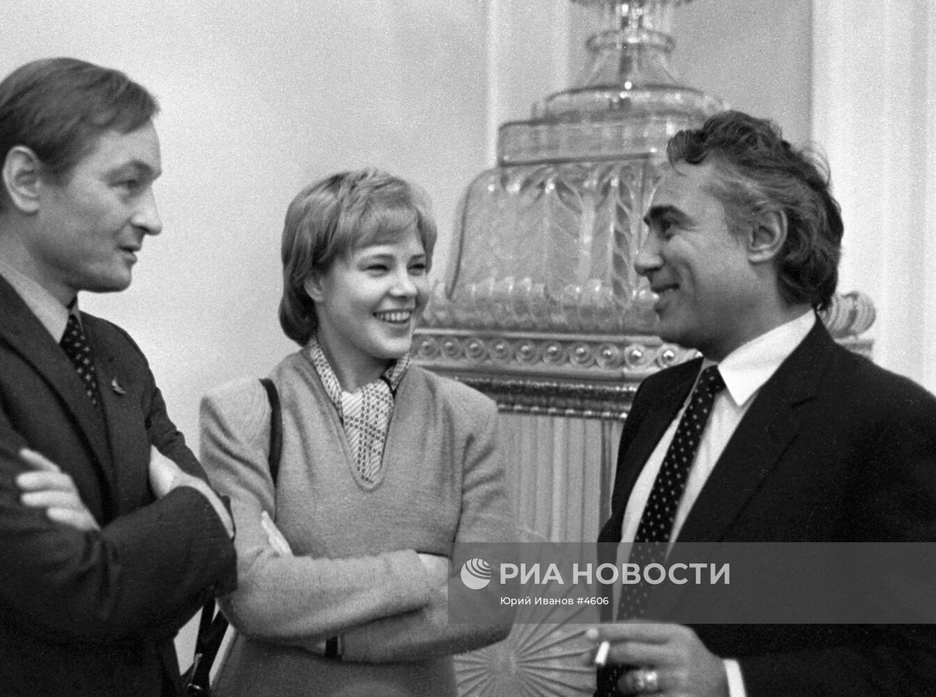 Михаил Ножкин, Татьяна Догилева и Николай Сличенко за беседой