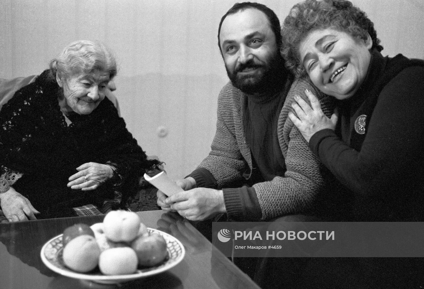 Сильва Капутикян с матерью и сыном