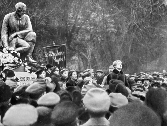 Сергей Есенин на открытии памятника Кольцову