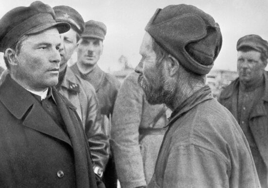 Сергей Киров со строителями Беломоро-Балтийского канала