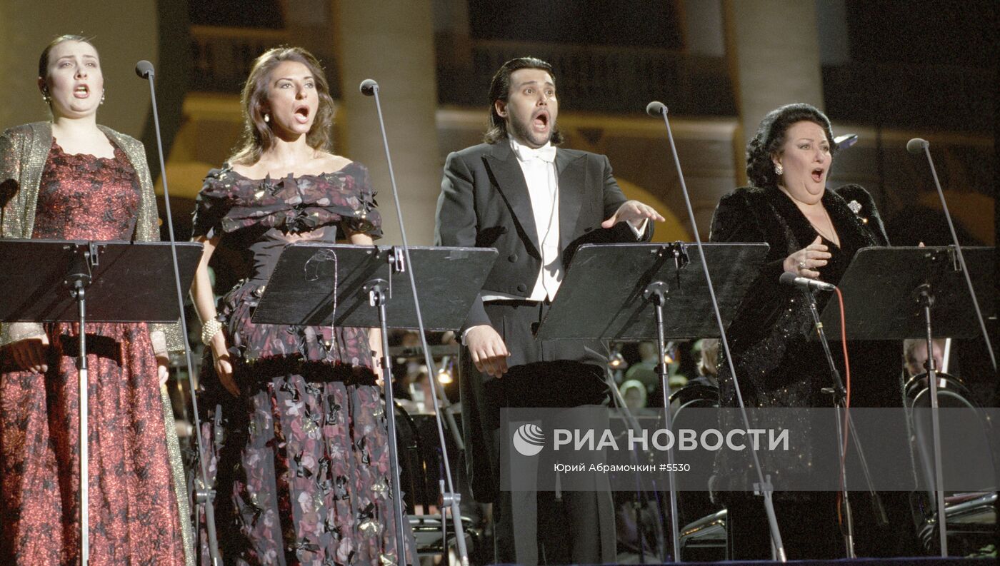 Монтсеррат Кабалье (справа) на сцене Московского Гостиного Двора
