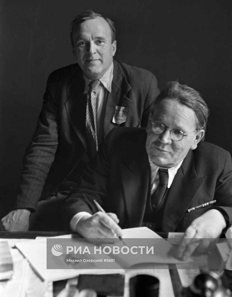 Писатель С. Я. Маршак и литературовед Р. Самарин