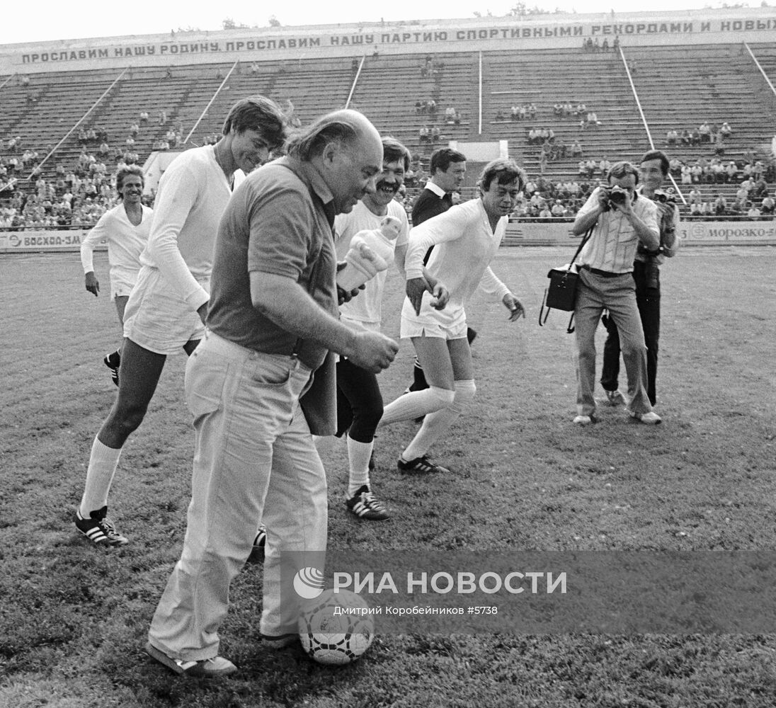 Актеры театра им. Ленинского комсомола в матче с журналистами Кузбасса