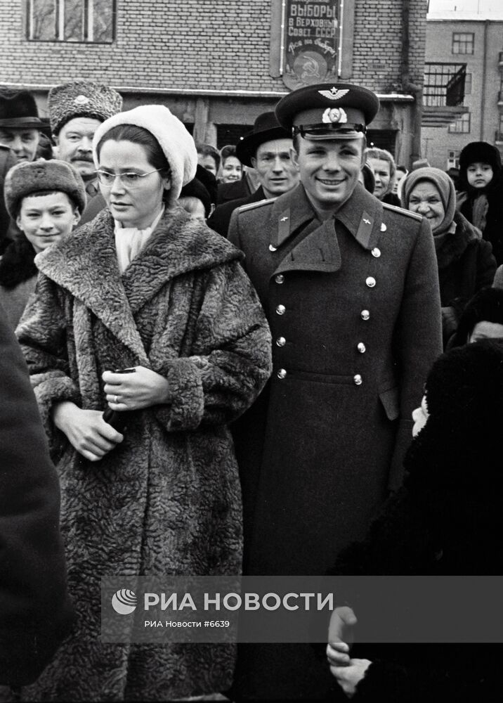 Гагарин с женой идут на выборы