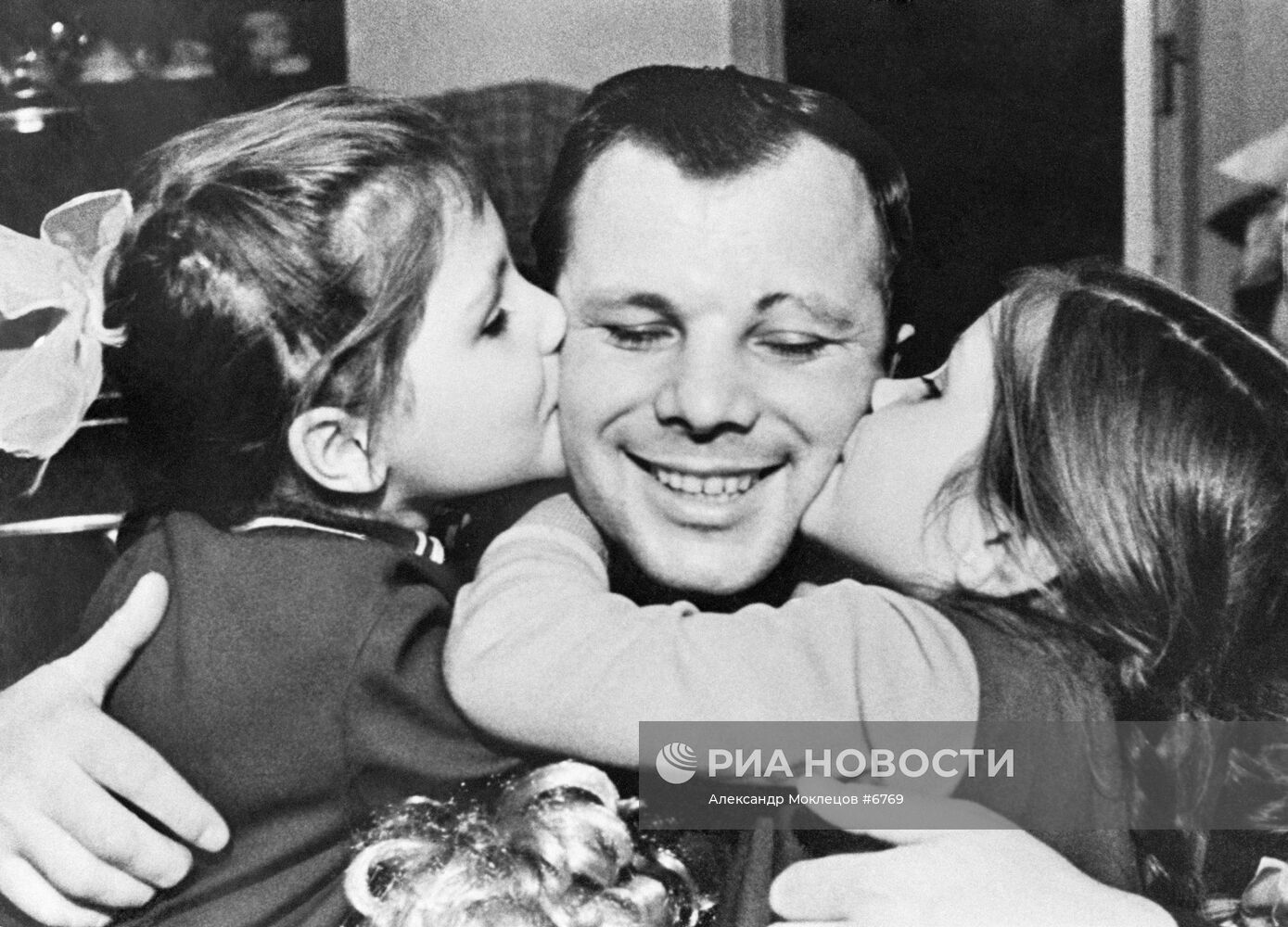 Юрий Гагарин с дочерьми