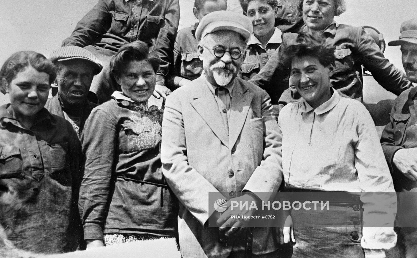 Григорий Петровский с членами бригады Паши Ангелиной