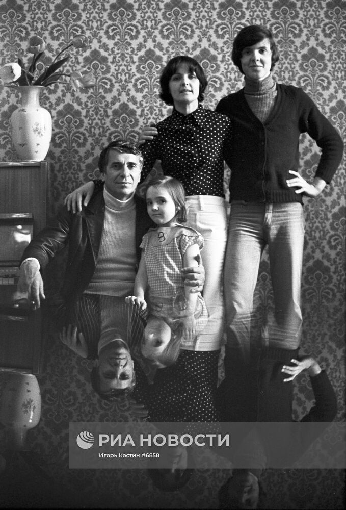 Ада Роговцева и Константин Степанков с сыном и дочерью