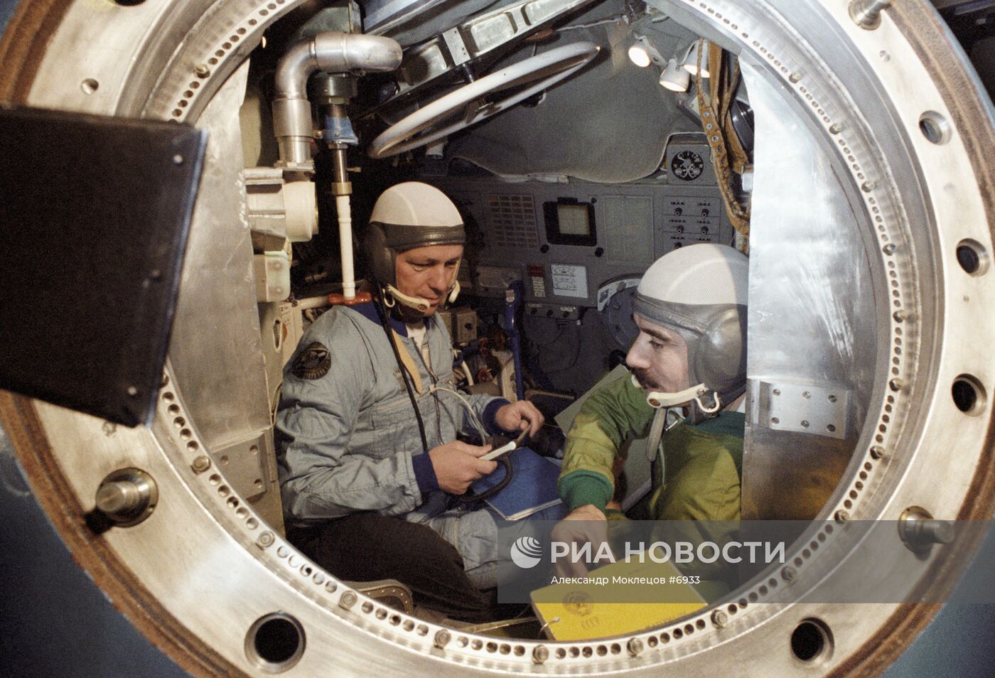 Космонавты Н.Рукавишников и Г.Иванов