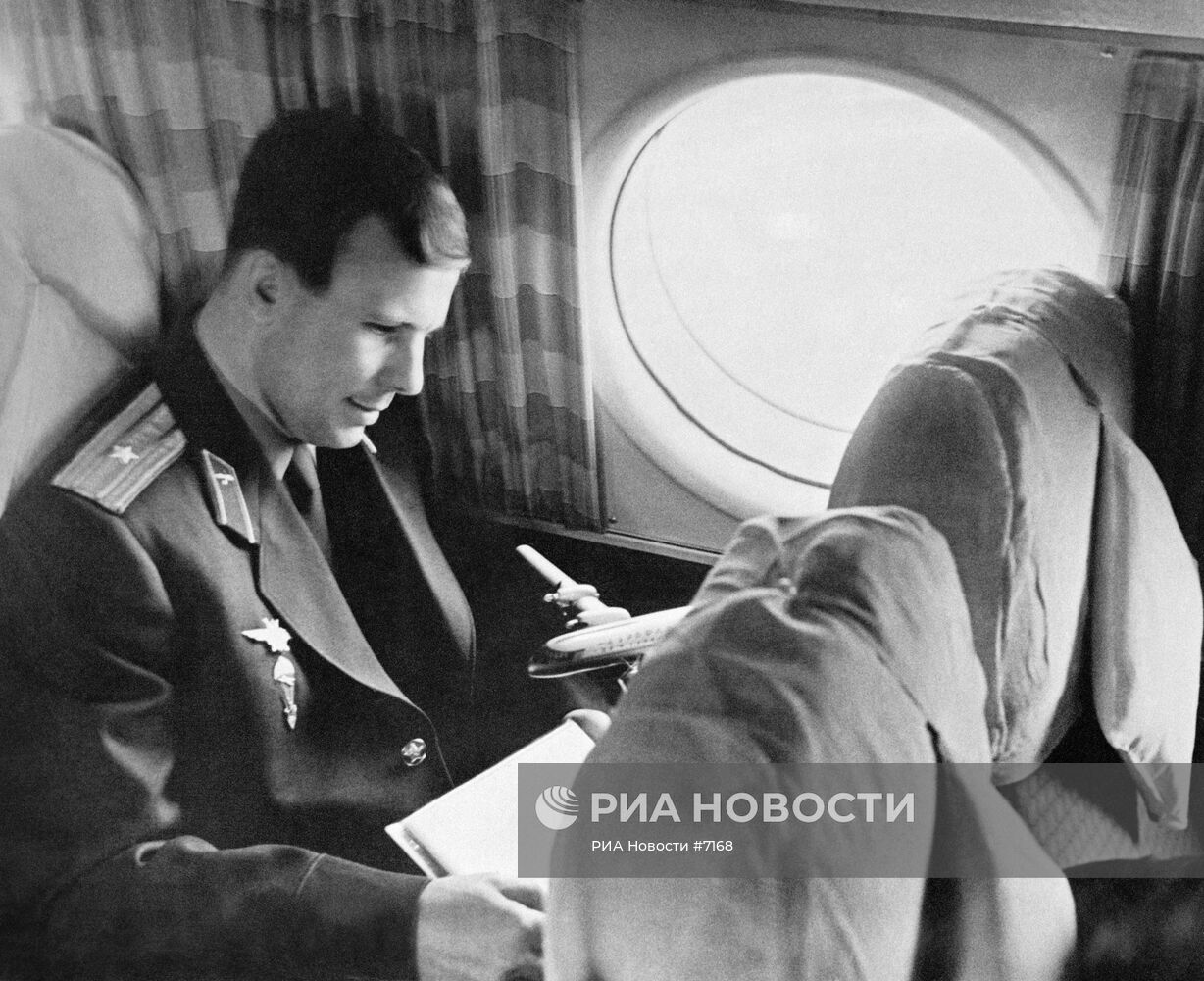 Летчик-космонавт Юрий Гагарин в салоне самолета