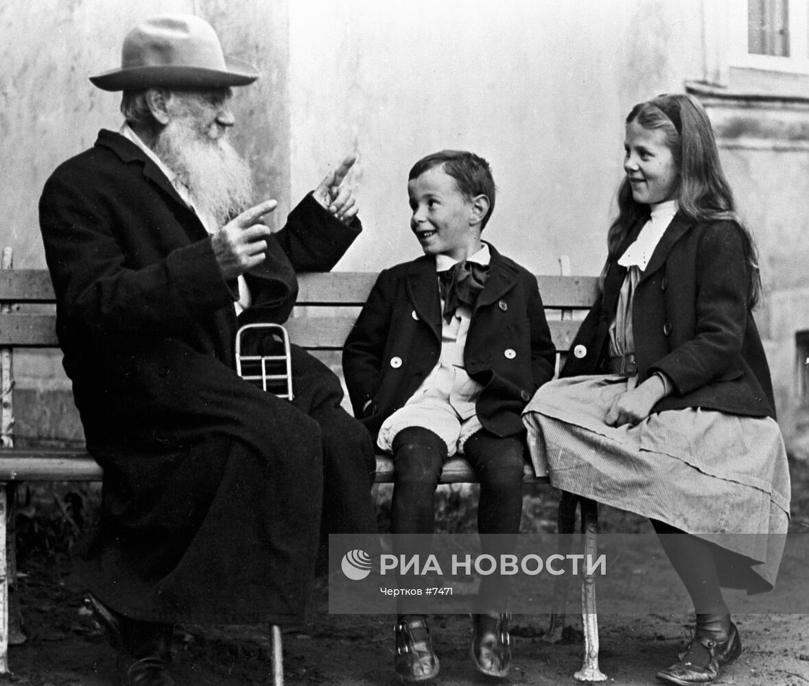 Писатель Лев Толстой с внуками