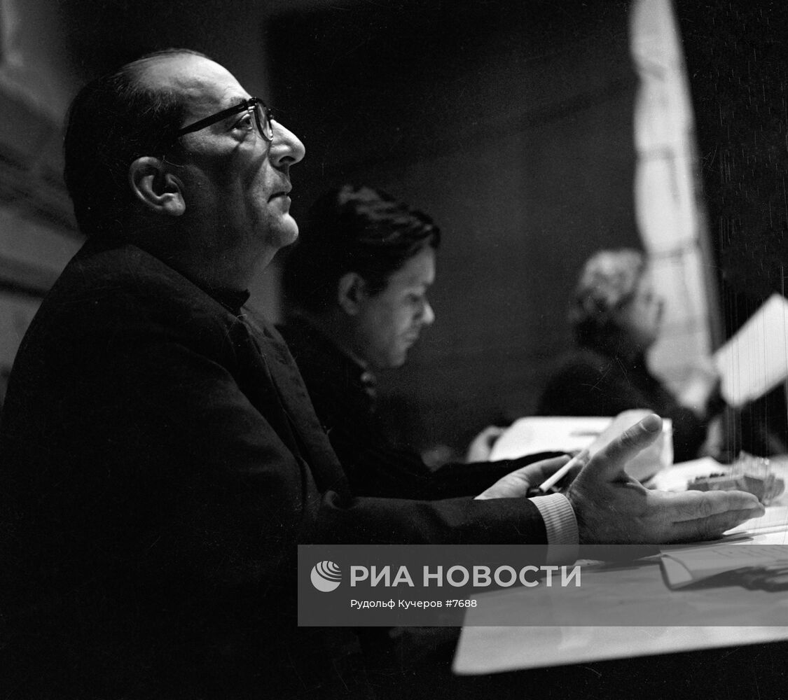 ТОВСТОНОГОВ