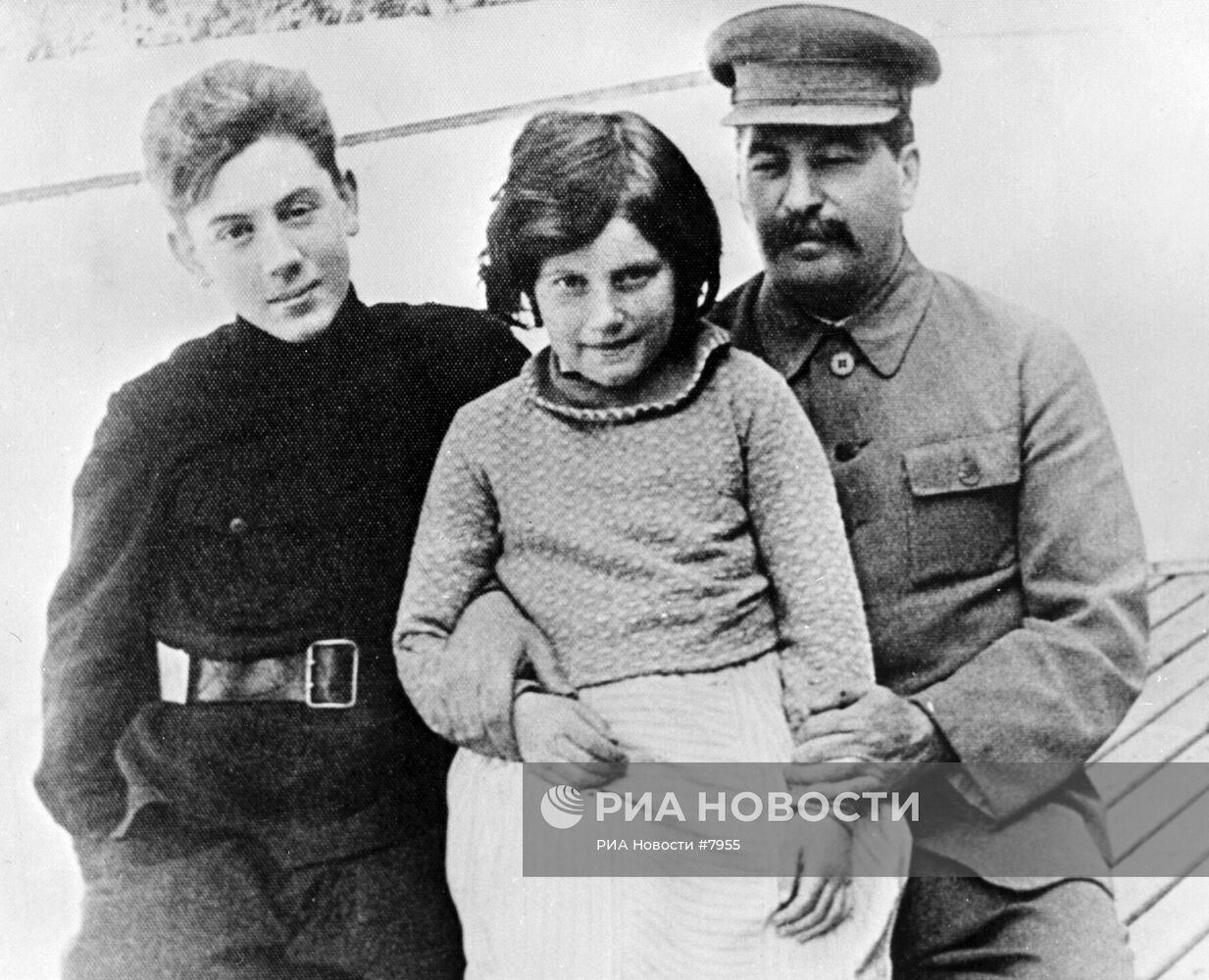 И. В. Сталин с детьми