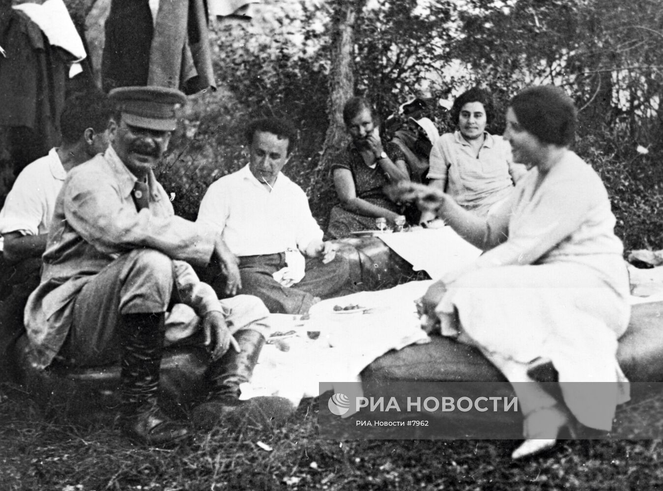И. В. Сталин с женой и др узьями