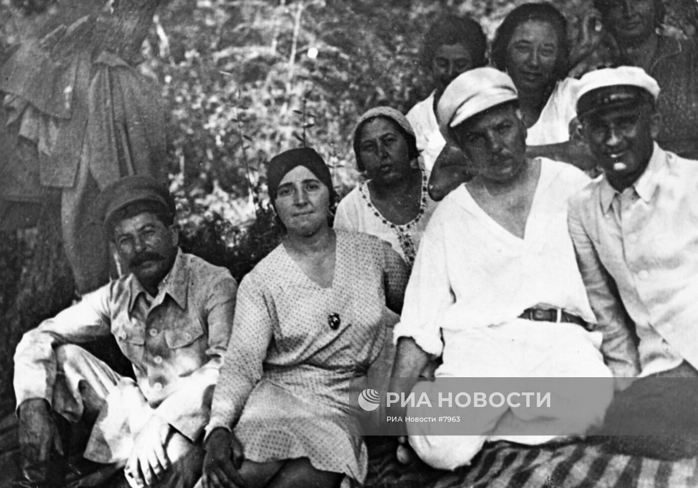 Иосиф Сталин, Надежда Аллилуева, Климент Ворошилов