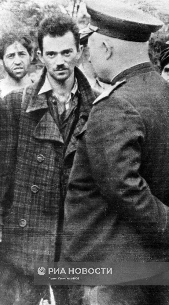 Никита Хрущев с бывшими заключенными концлагеря