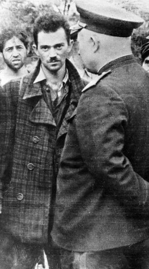 Никита Хрущев с бывшими заключенными концлагеря