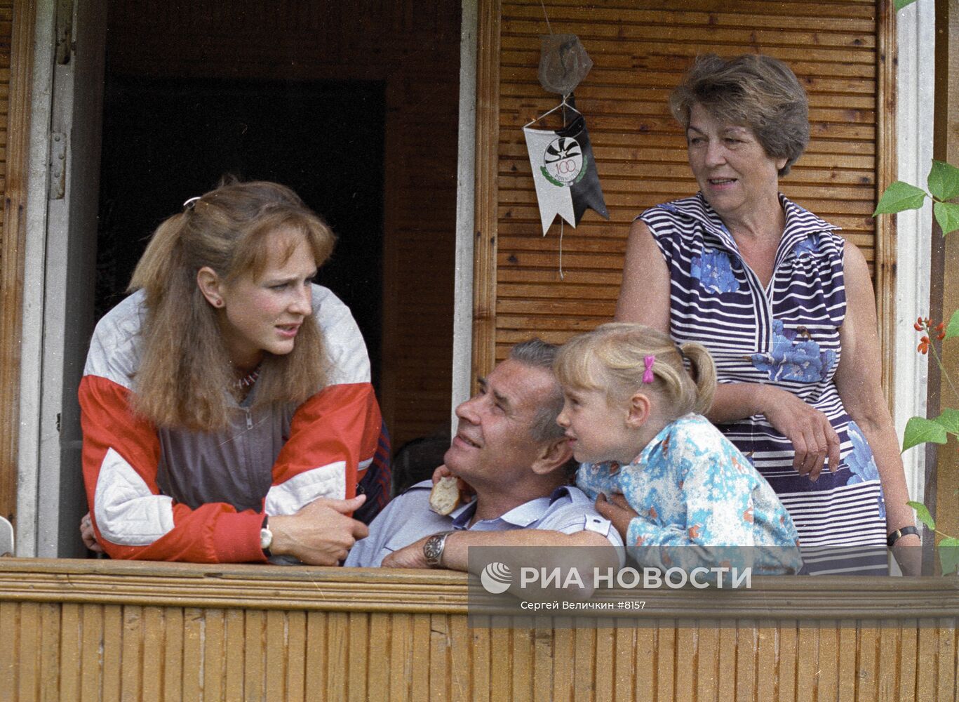 Лев Яшин с семьей на даче