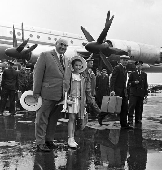 Встреча Андрея Туполева в аэропорту Внуково после поездки в Париж