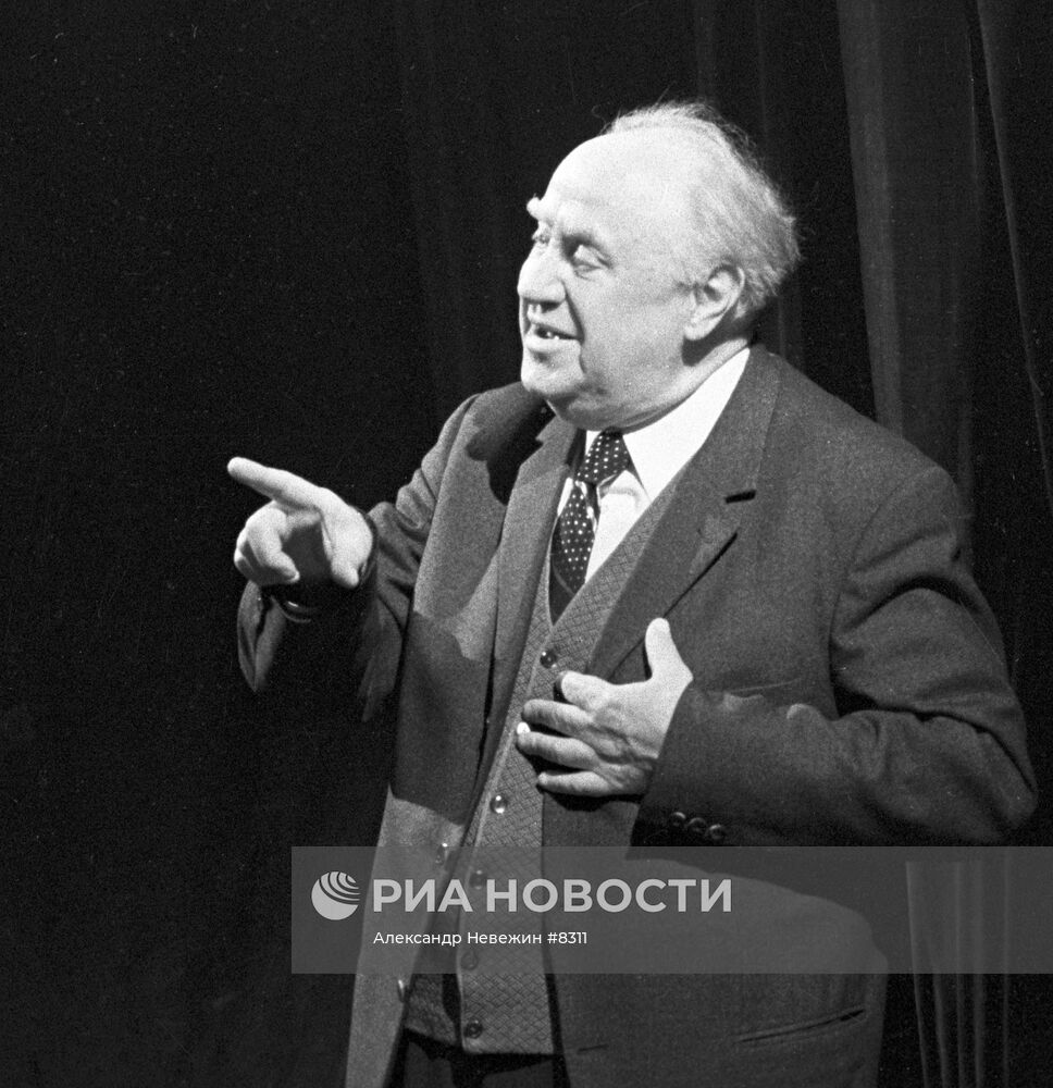 Михаил Жаров