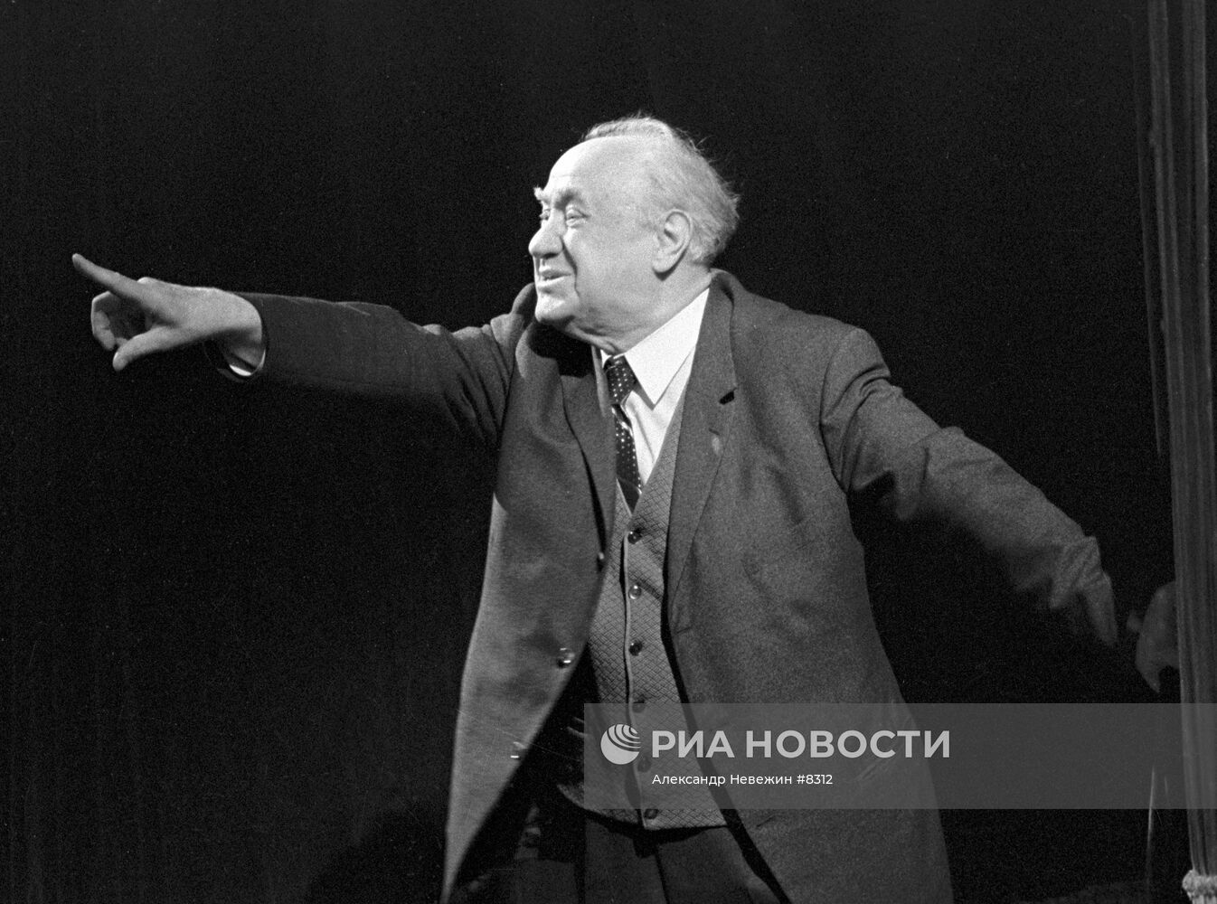 Михаил Жаров