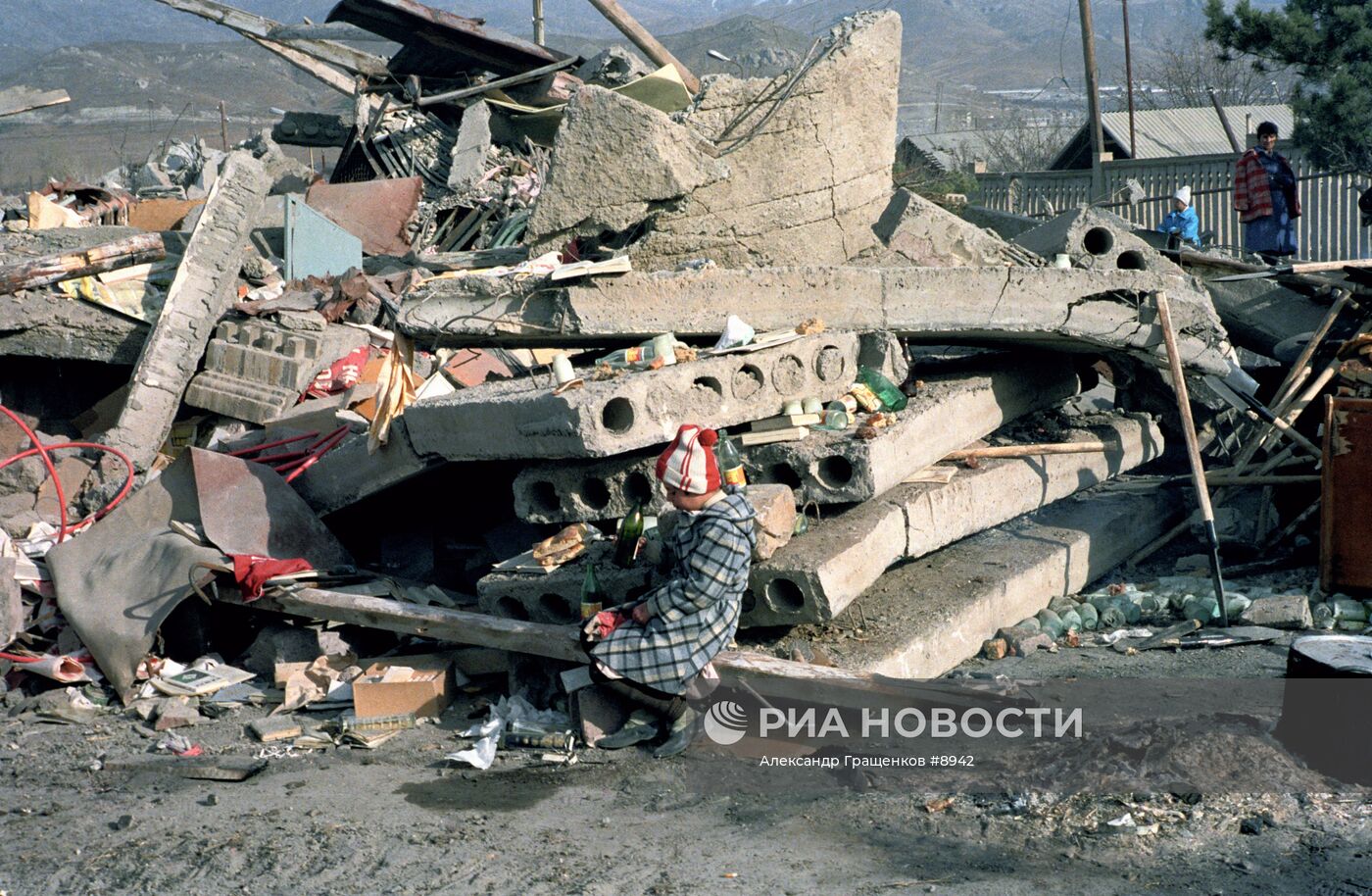 РЕБЕНОК РУИНЫ ДОМ