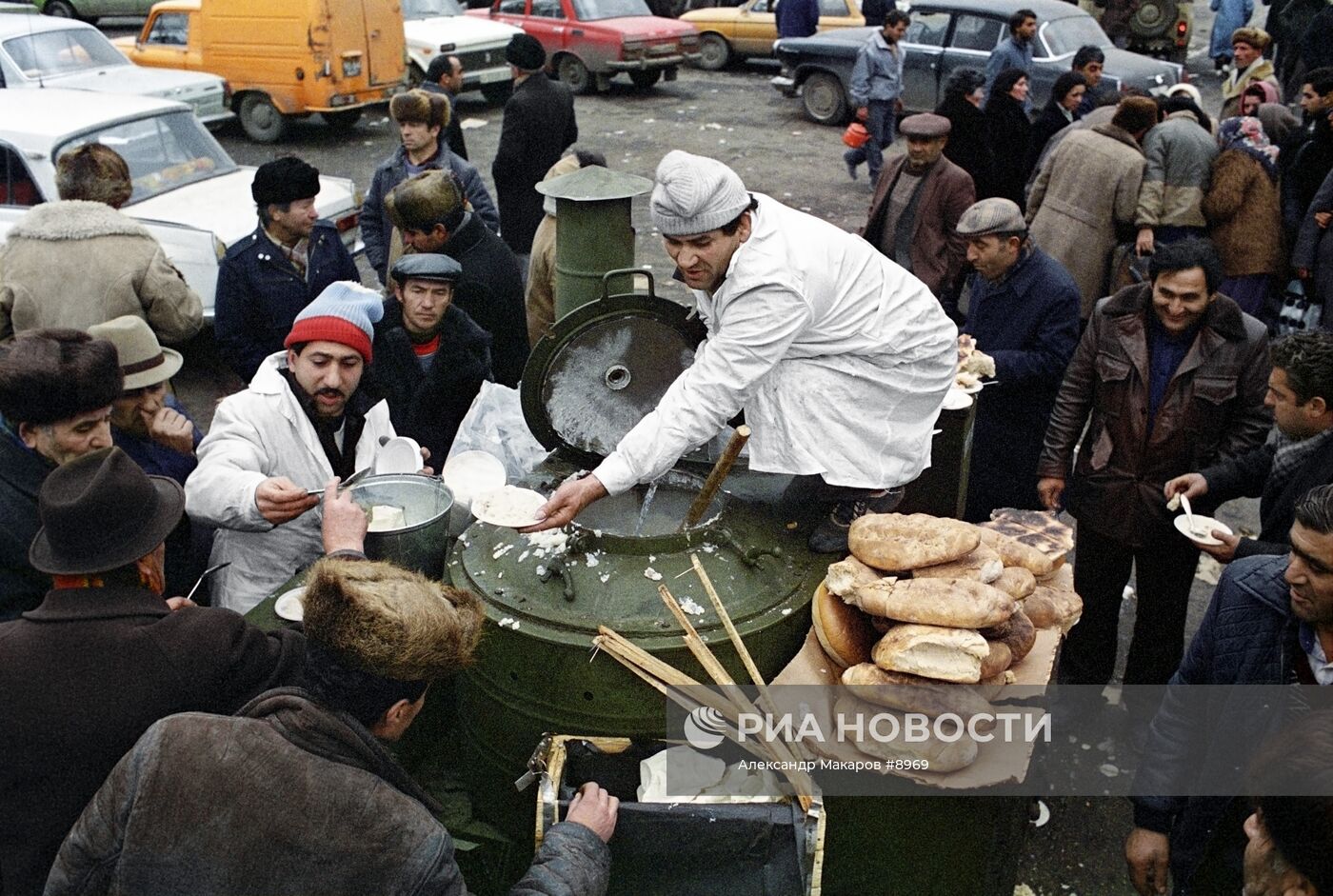 ЖЕРТВЫ ЗЕМЛЕТРЯСЕНИЕ ПОЛЕВАЯ КУХНЯ РАЗДАЧА