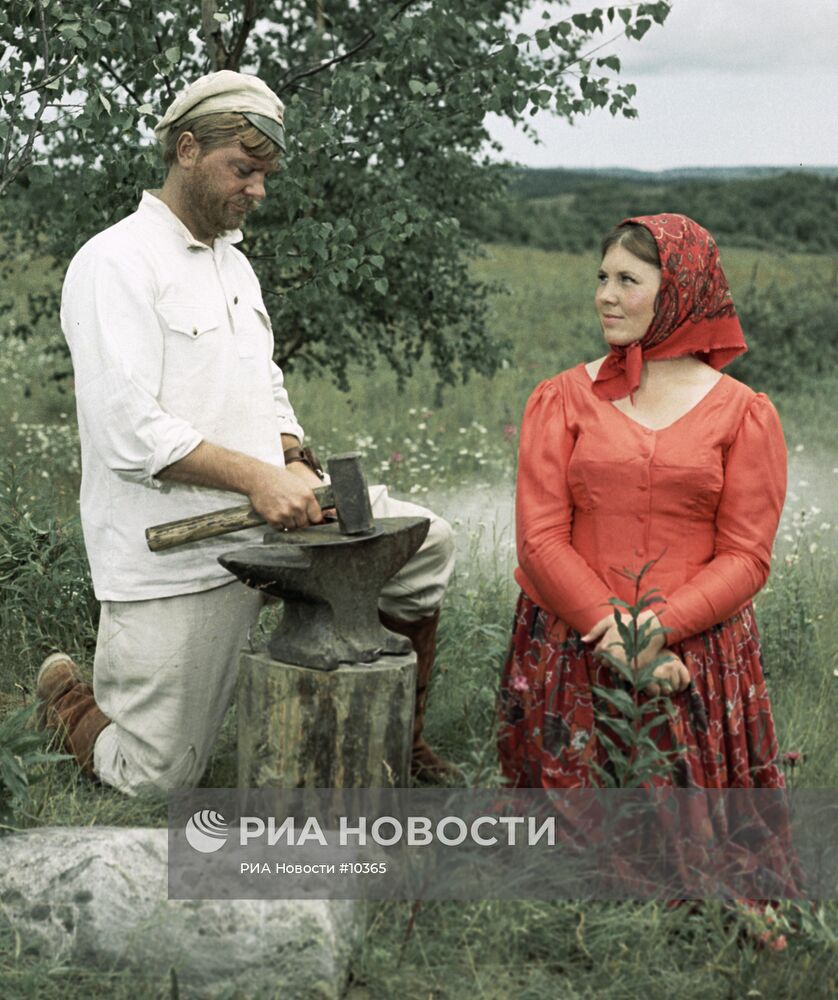 Анатолий Кузнецов и Галина Лучай в фильме "Белое солнце пустыни"
