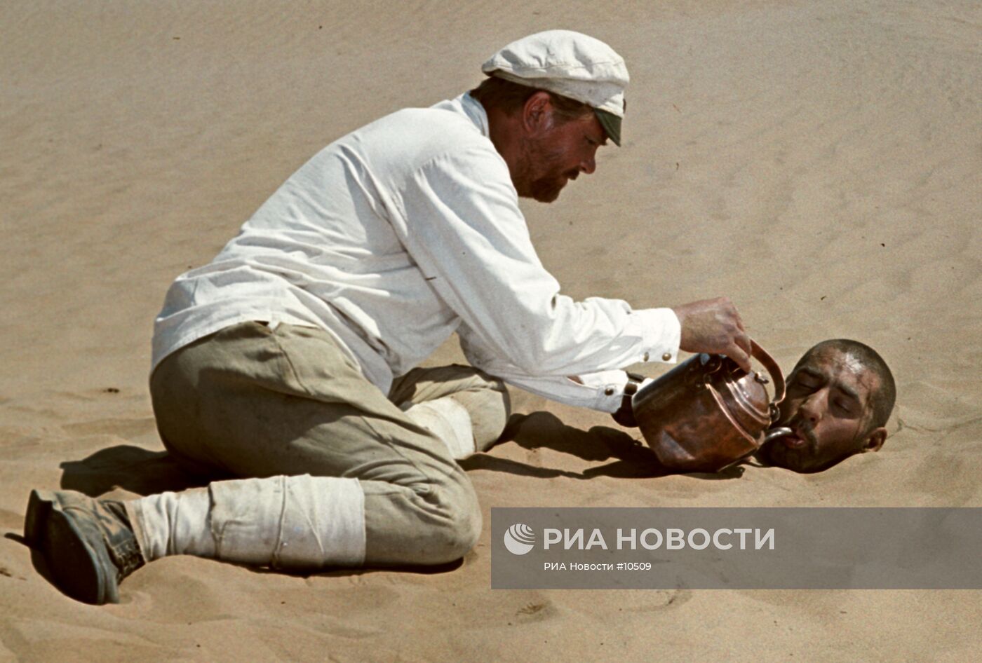 Анатолий Кузнецов и Спартак Мишулин в фильме "Белое солнце пустыни"