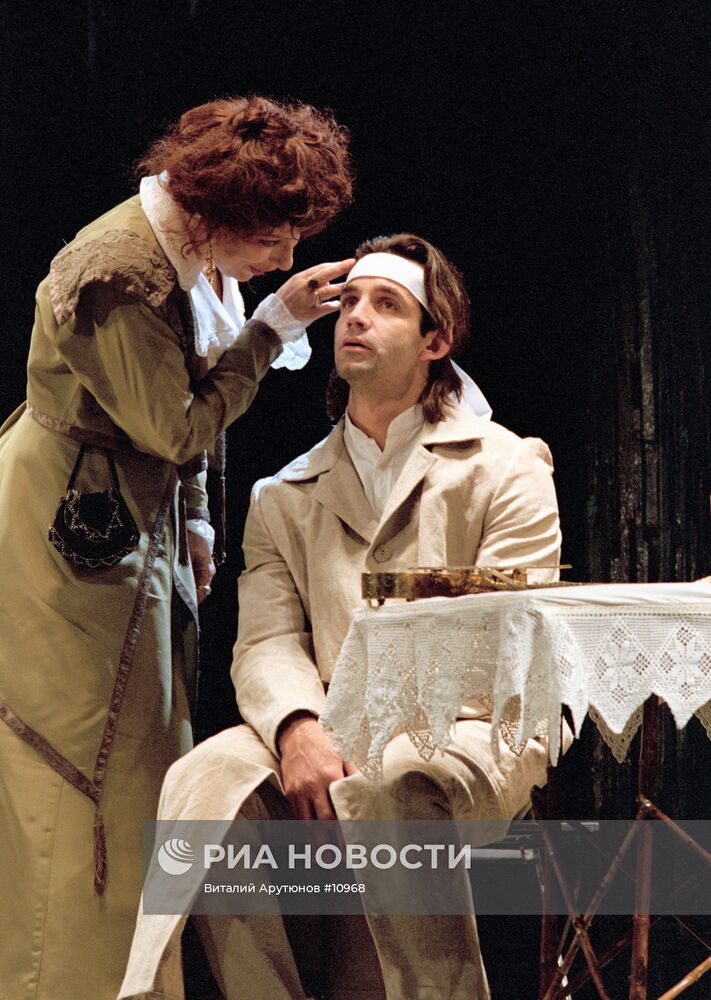 Инна Чурикова и Дмитрий Певцов в спектакле "Чайка"