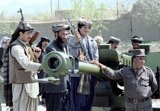 байцы оппозиции и солдаты правительственных войск