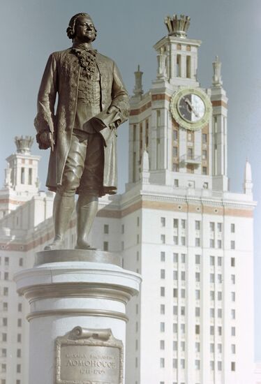ПАМЯТНИК МИХАИЛУ ЛОМОНОСОВУ МГУ