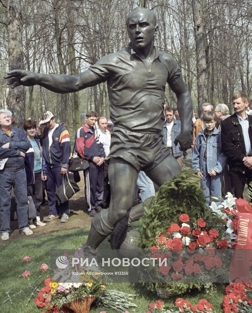 ПАМЯТНИК СТРЕЛЬЦОВ ФУТБОЛИСТ