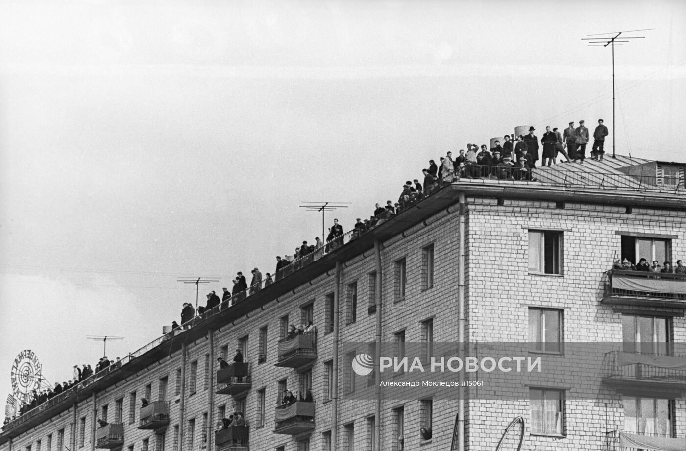 Москвичи на крышах в день встречи Гагарина