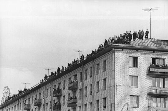Москвичи на крышах в день встречи Гагарина