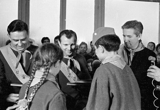 КОМАРОВ ГАГАРИН ФЕОКТИСТОВ ПИОНЕРЫ "ОРЛЁНОК"