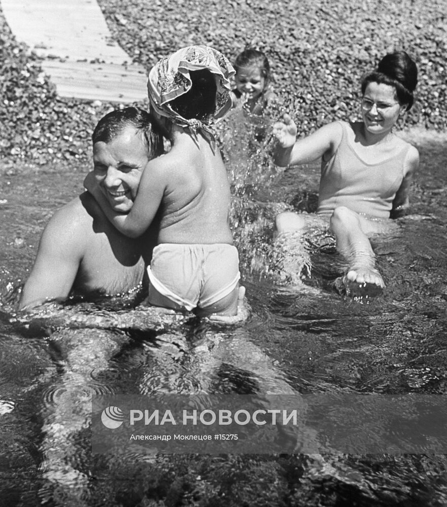 Юрий Гагарин с семьей на отдыхе