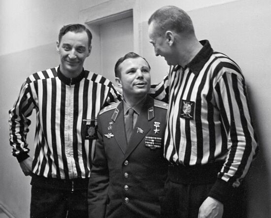 Юрий Гагарин с судьями хоккейного матча СССР-Канада