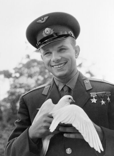 Гагарин держит голубя
