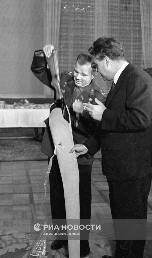 Юрий Гагарин во время встречи в Посольстве ЧССР