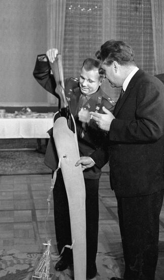 Юрий Гагарин во время встречи в Посольстве ЧССР